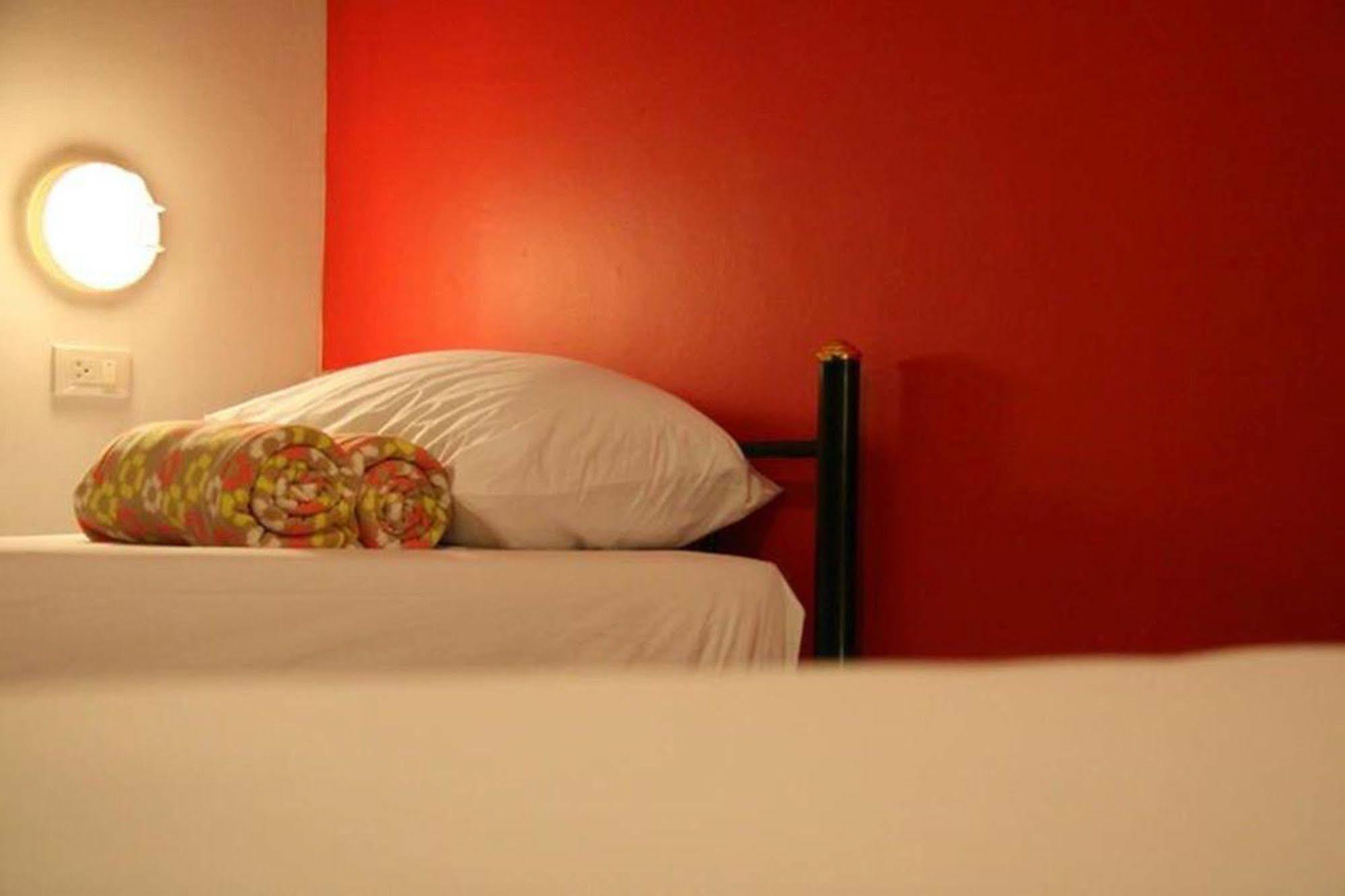 Kool Backpacker Hostel Patong Luaran gambar
