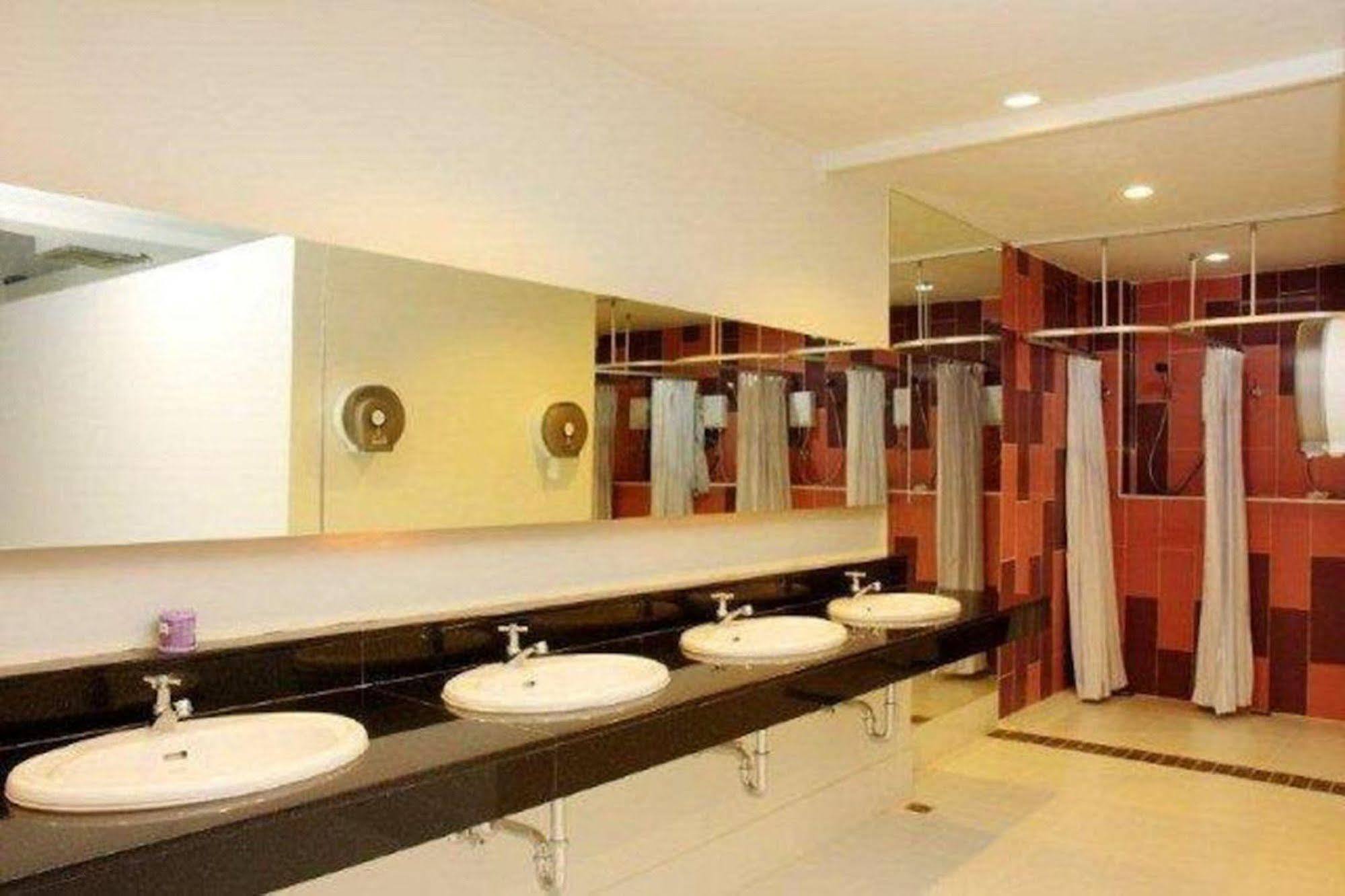 Kool Backpacker Hostel Patong Luaran gambar